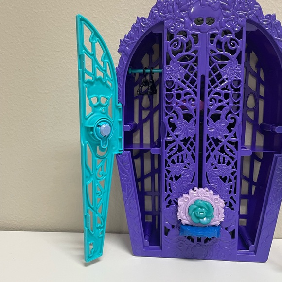 Monster High Skulltimate Secrets Garden Mysteries Twyla’s Closet - Picture 5 of 8